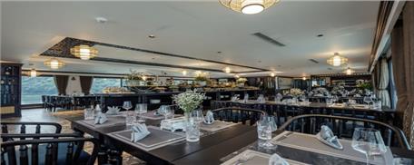 Du thuyền Velar of the Seas